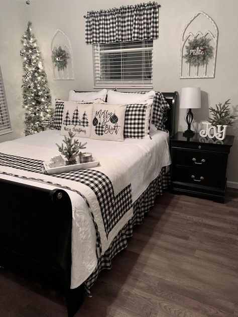 Black And White Christmas Bedroom, Black And White Checkered Christmas, White Christmas Bedroom, Living Room Furniture Inspiration, Black White Rooms, Moody Bedroom Ideas, Black And White Bedroom, Farmhouse Bedroom Decor Ideas, Beautiful Bedroom Decor