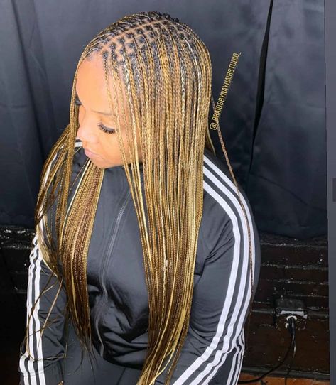 Colored Box Braids, Braids With Shaved Sides, Knotless Box Braids, Braiding Styles, Colored Braids, Blonde Braids, Micro Braids, Short Braids, Box Braids Styling