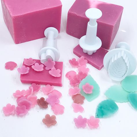 Soap Carving Patterns, Cut Out Flowers, Cold Process Soap Designs, Savon Diy, Easy Soap Recipes, Soap Flowers, Handmade Soap Recipes, Pretty Soap, Soap Carving