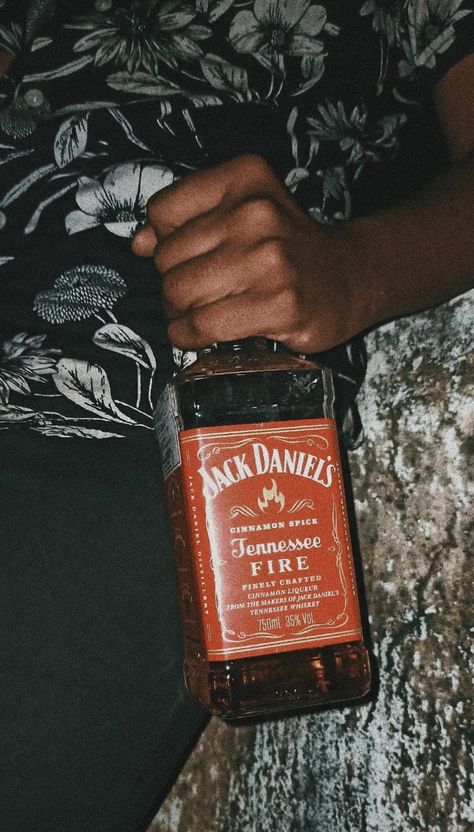 #jackdaniels #party #drink Jackdaniels Drink Wallpaper, Jackdaniels Drink, Drinks Pictures, Alcoholic Drinks Pictures, Daaru Party Pic, Phone Wallpaper Pastel, Couples Hidden Face Pics, Party Pic, Peaky Blinders Characters