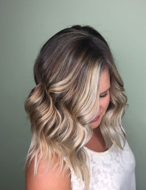 Balayage by @ashetonsilvers #beachwaves beach hair , money piece , blonde Long Bob With Money Piece, Hair Money Piece Blonde, Bob With Money Piece, Blonde Money Piece Hair, Hair Money Piece, Blonde With Money Piece, Money Piece Balayage, Money Piece Blonde, Blonde Money Piece