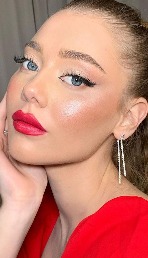 makeup looks 2022, trend makeup ideas, trending makeup looks 2022, 2022 eyeliner trends, bridal makeup trends 2022, natural makeup looks 2022, winter makeup trends 2022, makeup trends autumn 2022, makeup ideas 2022, euphoria makeup 2022, colorful makeup ideas Makeup Looks Blue Eyes, Bold Lip Makeup, Vampy Makeup, Soft Eye Makeup, Vintage Makeup Looks, Soft Eyes, Stunning Makeup, Bold Makeup, Pink Eyes