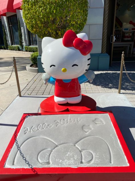 Hello Kitty Hollywood store, Universal Studios Hello Kitty Universal Studios, Universal Hollywood, Universal Studios Outfit, Miss Florida, Florida Orlando, Hollywood Photo, Universal Studios Hollywood, Hello Kitty Collection, I Want To Travel