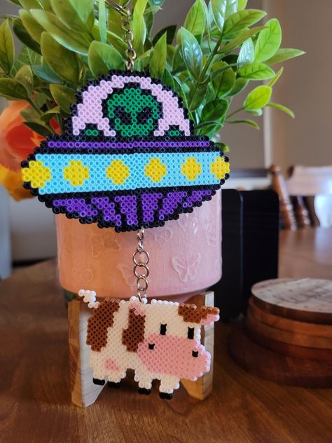 Tarot Perler Beads, Perler Bead Dream Catcher Pattern, Alien Perler Beads, Festival Trinkets, Cool Perler Bead Ideas, Alien Perler, Cute Perler Bead Patterns, Perler Bead Magnets, Perler Bead Keychain