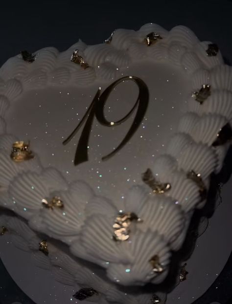 White And Gold Bday Cake, 18th Birthday Cake White And Gold, Golden Birthday Decoration Ideas, White And Gold Heart Cake, 19 Year Old Birthday Cake, 19 Birthday Cake Ideas, 19 Years Birthday, Golden Year Birthday Ideas, 19 Bday Cake