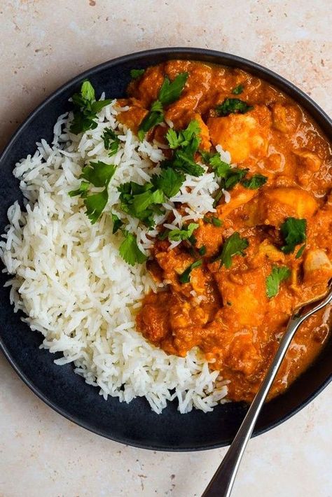 This easy, cheats-style Slow Cooker Chicken Tikka Masala curry recipe takes just 15 minutes to throw together before being left to cook low and slow while you get on with other things - perfect for busy weeknights! Slow Cooker Chicken Tikka Masala, Chicken Tikka Masala Recipes, Easy Slow Cooker Chicken, Onion Chicken, Chicken Tikka Masala, Vegetable Puree, Indian Curry, Chicken Tikka, Curry Recipe