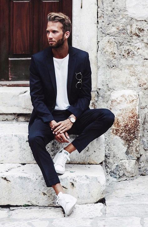 Yes, it is a trend to pair up suits with sneakers, and believe me this style creates magic. Check out how… Terno Slim Fit, Suits And Sneakers, Most Stylish Men, Fitness Gadgets, Minimal Street Style, Mens Fashion Smart, Mens Fashion Blog, Guy Stuff, Men Street