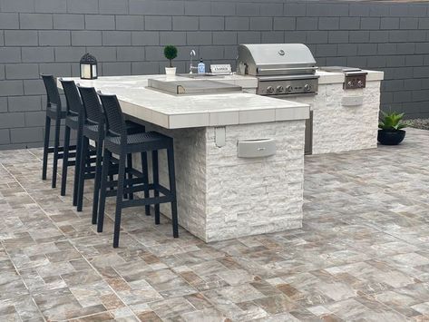 (ad) Basement Bar Ideas - whatever You infatuation to Know Outdoor Kitchen With Bar, Kitchen With Bar, Outdoor Kitchen Design Layout Grill Area, Small Outdoor Kitchens, Outdoor Kitchen Design Modern, Outdoor Bbq Area, Casual Kitchen, Balkon Decor, Outdoor Barbeque