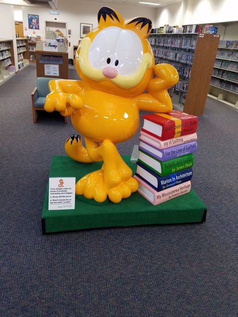 Bookworm Garfield statue Garfield Merch, Garfield Stuff, Garfield 2, Fat Orange Cat, Garfield Images, Garfield The Cat, Sam Trick R Treat, I Hate Mondays, Garfield Cat