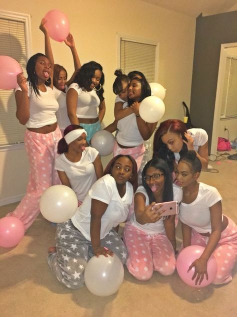 Hotel Birthday Parties, Sleepover Outfit, Birthday Sleepover Ideas, Pyjamas Party, 16th Birthday Outfit, 17th Birthday Ideas, Sleepover Birthday Parties, Matching Outfits Best Friend, Squad Outfits