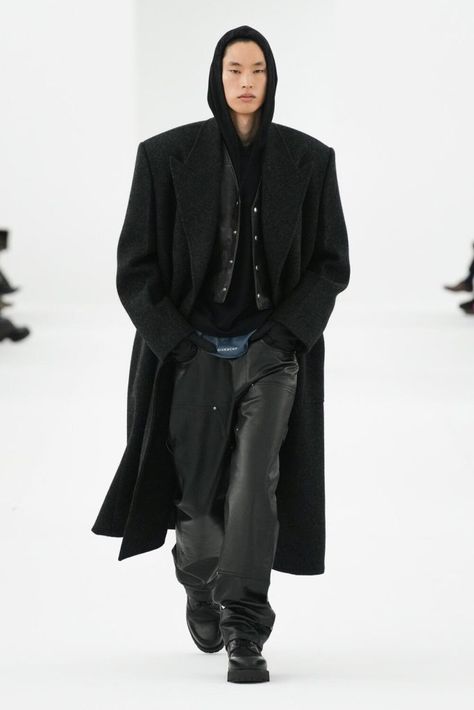 Long Black Coat Outfit Men, Winter Outfits 2023 Trends Men, Fashion Trends 2023 Fall Winter Men, Long Coat Outfit Men, Black Coat Outfit Men, Paris Fashion Men, Long Black Coat Outfit, Black Coat Outfit, Long Coat Outfit