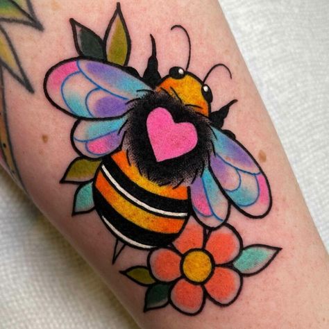 Bee And Flower Tattoo, Bee Tattoo Ideas, Minecraft Bee, Traditional Tattoo Flowers, Petit Tattoo, Detailed Tattoo, Elephant Tattoo, Bee Tattoo, Tattoo Project