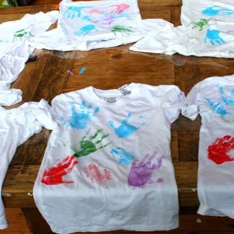 These hand print t-shirts are perfect for a coach, a camp counselor, a teacher, grandparents, parents, babysitters, cousins, birthday parties .. you name it! Such a simple and easy craft for kids, but such a meaningful keepsake! Diy Camp Shirts Craft Ideas, Hand Print Tshirt Ideas, Handprint Tshirt Ideas, Kindy Graduation, Hand Print Shirt, Handprint Art Ideas, Lottie Moon, Kids Handprint Art, Hand Printed Shirt