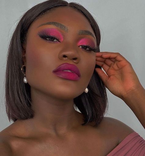 Pink Eyeliner Makeup, Aesthetic Eyeshadow, Bold Lipstick Makeup, Bright Pink Lipsticks, Pink Eyeliner, Face Beat Makeup, Lipstick For Dark Skin, Bright Eyeshadow, Bold Eye Makeup