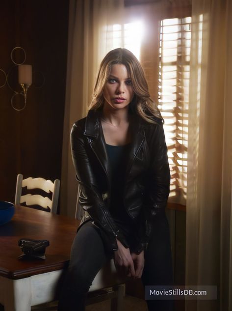 Lucifer Chloe Decker, Woman Investigator, Chloe Decker Aesthetic, Chloe Decker Outfits, Detective Chloe Decker, Lauren German Lucifer, Tricia Helfer Hot, Lucifer Characters, Detective Outfit