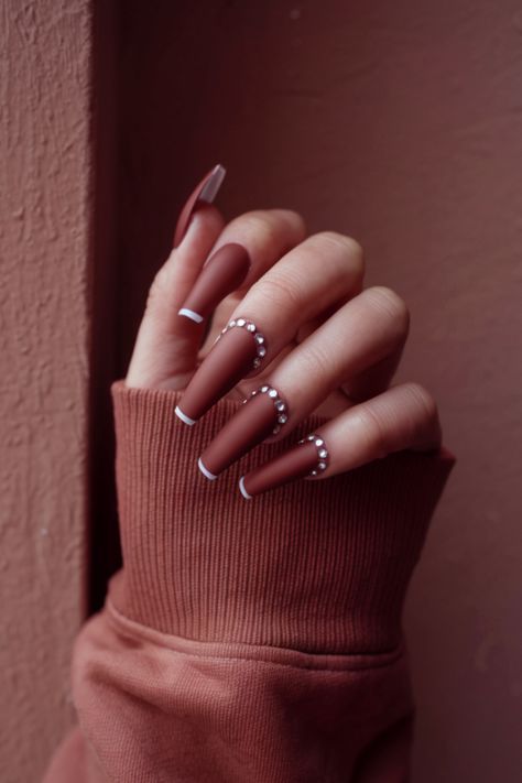 Step up your fall fashion game with these trendy brown nails featuring a sleek white tip and glamorous rhinestone accents. Perfect for the autumn season, this stylish nail design adds a touch of sophistication to your look. Whether you're dressing up or staying cozy, this fall nail idea is a must-have for nail fashion enthusiasts. Elegant Brown Nails, Trendy Brown Nails, Fall Nail Idea, Brown Fall Nails, Stylish Nails Designs, Vibrant Nails, Nail Idea, Brown Fall, Nail Fashion