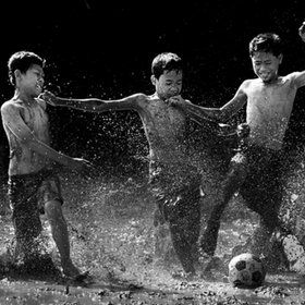 :) Sports Action Photography, Street Soccer, Soccer Photography, Football Photography, Action Photography, Soccer Tips, Soccer Skills, Novelty Toys, Soccer Pictures