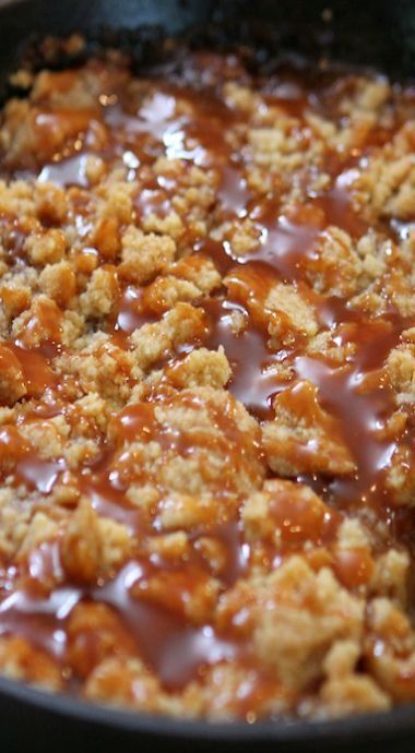 Salted Caramel Apple Crumble from Lauren's Latest. This dessert is amazing!!! #laurenslatest #dessert #saltedcaramel #applecrumble Caramel Crumble, Caramel Apple Crumble, Apple Caramel, Apple Crumble Recipe, Tiramisu Dessert, Apple Dessert Recipes, Crumble Recipe, Apple Crisp Recipes, Crisp Recipe