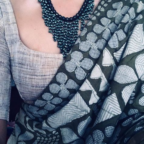 #outfitoftheday || Not For Sale Necklace : FabIndia Saree : Margazhi Fabindia Saree, Indian Fashion Trends, Saree Jewellery, Indian Saree Blouse, Simple Sarees, Linen Saree, Trendy Sarees, Saree Trends, Elegant Saree