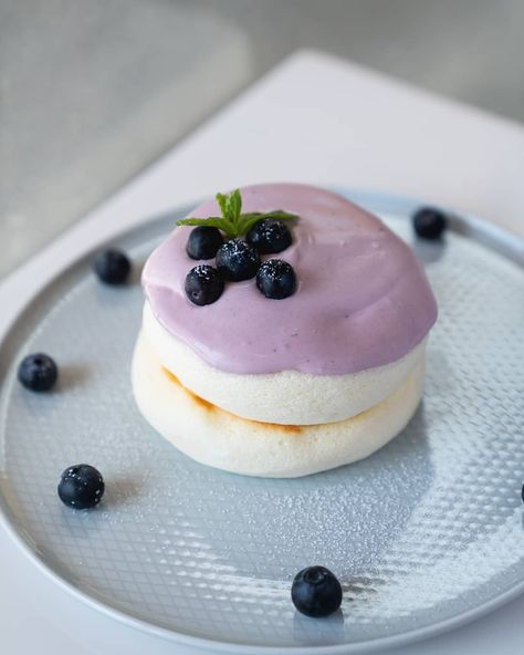 Have you hopped on the souffle pancake train yet? 💙 Blueberry Souffle Pancakes from @sweethoneydessert_van #dishedvan Blueberry Souffle, Souffle Pancake, Japanese Pancake, Ice Cream Drinks, Souffle Pancakes, Chocolate Chip Ice Cream, Thai Dessert, Fluffy Pancakes, Fancy Desserts