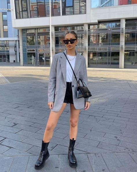 Short Boots Outfit, Denim Shorts Outfits, Denim Shorts Outfit, Short Noir, Business Casual Outfits For Work, Shorts Outfits, Formal Outfits, Chic Blouses, Future Apartment