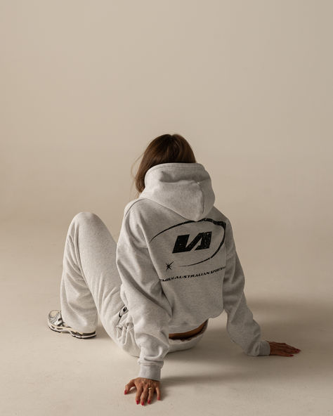 Hoodies Aesthetic Poses, Hoodies Photoshoot Ideas, Hoodie Editorial, Hoodie Photoshoot Ideas, Hoodie Photoshoot, Streetwear Photoshoot Ideas, Merch Photoshoot, Photoshoot Clothes, November Pictures