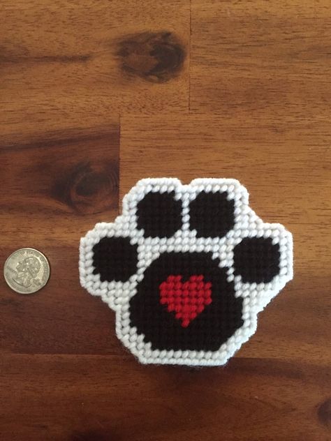 Plastic Canvas Dog Paw Print Pattern, Plastic Canvas Refrigerator Magnets, 3 Pigs, Puppy Crafts, Melty Bead Patterns, Pearl Beads Pattern, Plastic Canvas Coasters, Printed Magnets, Beads Pattern