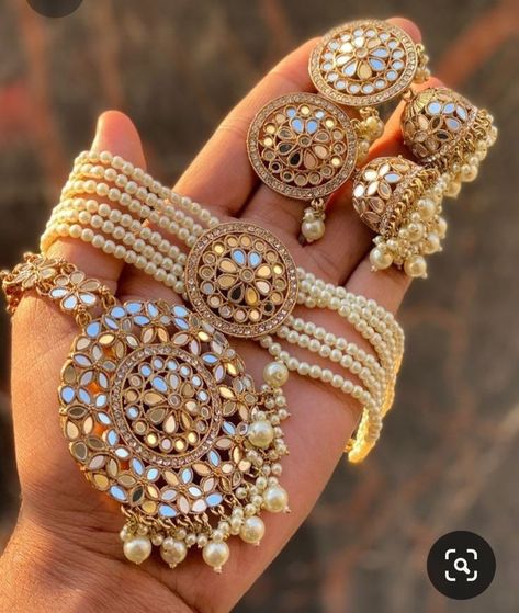 Simple Necklace Designs, Wedding Jewellery Designs, Unique Wedding Jewelry, Beautiful Bangles, Wedding Jewelry Sets Bridal Jewellery, Indian Wedding Jewelry Sets, Bride Jewelry Set, Jewelry For Girls, Fancy Jewellery Designs