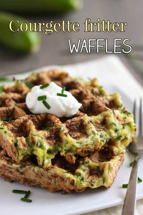 Courgette Fritter, Crispy Zucchini, Waffles Easy, Zucchini Fritters, Fritter Recipes, Vegetarian Lunch, Tasty Foods, Easy Cheesy, Waffle Recipes