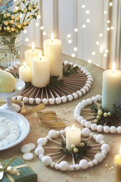 DIY déco : fabriquer un bougeoir avec des cotillons - Marie Claire Diy D, Decoration Table, Marie Claire, Tea Light Candle, Tea Lights, Diy And Crafts, Table Decorations, Candles, Christmas