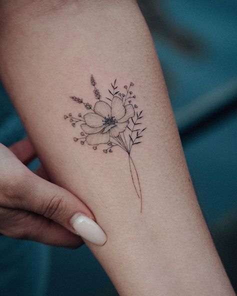 Bunami on Instagram: “So in LOVE with this cosmea bouquet 🖤 . . . #bunamiink #floralillustration #armtattoo #wildflowertattoo #bouquet #amsterdam #amsterdamlove…” Person Tattoo, Flower Bouquet Tattoo, Lavender Tattoo, Bouquet Tattoo, Tattoos With Kids Names, Wildflower Tattoo, Stylish Tattoo, Birth Flower Tattoos, Unique Tattoo Designs