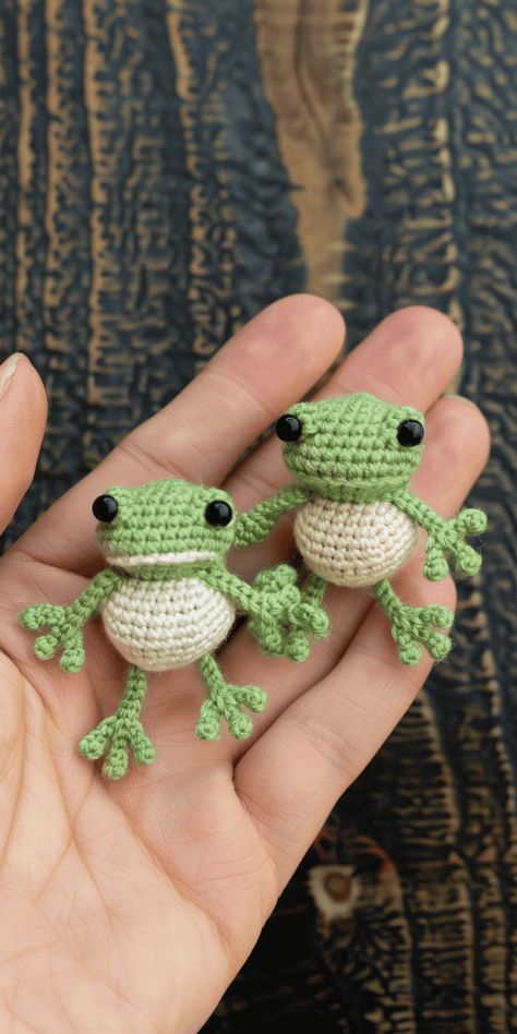 Crochet Tiny Projects, Crochet Tiny Sweater Free Pattern, Mini Arugami Crochet, Tiny Crochet Keychain, Crochet Patterns Frogs, Frog Keychain Crochet Pattern, Miniature Crochet Animals, Crochet Ideas With Green Yarn, Crochet Frog Keychain Free Pattern