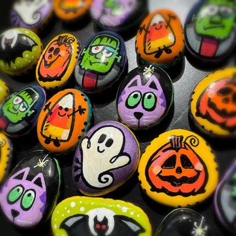 6 Fun Halloween Painted Rocks Small Art Stones Ghost Jack-o-lantern Frankie Bat Cat Candy Corn - Etsy Canada Halloween Painted Rocks Ideas Easy, Halloween Painted Rocks Ideas, Halloween Rocks Painted Ideas, Ghost Rocks Painted, Things To Paint On Rocks, Halloween Rock Painting, Halloween Painted Rocks, Halloween Carvings, Rock Crafts Diy