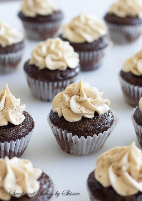 Mini Kahlua Cupcakes - Soaked with coffee liquor and topped with creamy Kahlua buttercream. Heaven in small bites! Kahlua Cupcakes, Stuffed Cupcakes, Coffee Liquor, Pudding Chia, Special Desserts, Low Carb Chocolate, Low Carb Recipes Dessert, Sweet And Savory, Low Carb Desserts