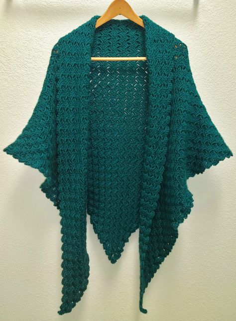 Triangle En Crochet, Crochet Shaw, Poncho Au Crochet, Crochet Prayer Shawls, Crocheted Shawl, Crochet Crowd, شال كروشيه, Confection Au Crochet, Triangle Shawl