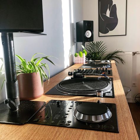 Dj Booth In Living Room, Dj Decks Dj Setup, Dj Set Up Home, Dj Room Ideas, Record Nook, Vinyl Rack, Vinyl Bar, Turntable Setup, Turntable Furniture