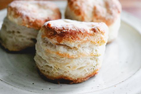 Easy Buttery Sourdough Discard Biscuits Recipe Sourdough Biscuits Discard, Sourdough Freezer Biscuits, Sourdough Discard Biscuits, Discard Biscuits, Bread Machine Recipes Sweet, Sourdough Biscuits, Easy Sourdough Bread Recipe, Pizza Bread Recipe, Frozen Biscuits