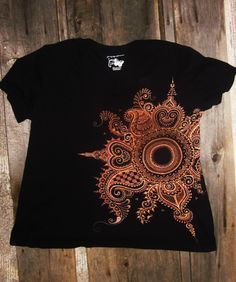 Bleached Henna Mehndi Mandala Black Tee Bleach Pen Designs, Mehndi Mandala, Bleaching Clothes, Diy Henna, Cauliflowers, Bleach Pen, Paint Shirts, Diy Clothes And Shoes, Bleach Tie Dye