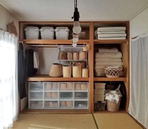 Japanese Closet Organization, Japanese Space Saving Ideas, Japanese Closet, Japanese Organization, Japanese Style Bedroom, Japanese Storage, Small Walk In Closet, Japanese Apartment, Build A Closet