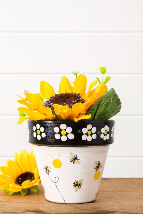 Decoupage Flower Pots, Flower Pot Designs, Bee Blessed, Cascading Plants, Vertical Garden Pots, Bee Diy, Diy Mod Podge, Terra Cotta Pot Crafts Diy, Flower Pot People