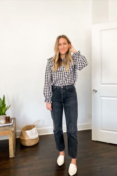 Neutral outfit with Agolde 90s mid-rise loose fit jeans in photogram, a gingham blouse, and Madewell Frances mules in bone. #michelletomczakblog 90s Jeans Outfit High Waisted, Jeans Outfit High Waisted, 90s Jeans Outfit, Agolde 90s Jeans, Neutral Spring Outfit, Outfit Links, Mom Jeans Outfit, Jeans Outfit Women, 90s Jeans