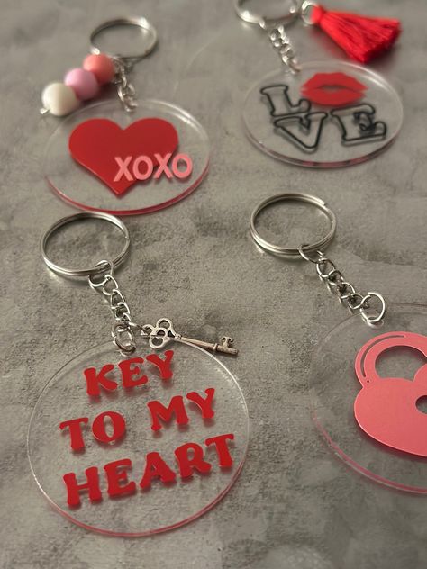 Keychain Valentine Kids, Valentine’s Day Keychains, Cricut Valentines Projects To Sell, Valentine’s Day Cricut Ideas, Valentines Cricut Ideas To Sell, Valentines Day Keychain, Valentines Keychain, Valentine Crafts To Sell, Valentine Keychain