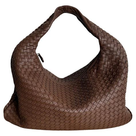 Bottega Veneta Intrecciato Hobo Bag Medium Milk Chocolate Brown in pelle 47cm Queste sono foto professionali della borsa vera e propria. Questa borsa Hobo di Bottega Veneta è un pezzo di lusso eccezionale, realizzato con l'iconica pelle d'agnello nera con l'inconfondibile trama Intrecciato. Abbastanza capiente da contenere tutti i tuoi oggetti essenziali, è l'accessorio invernale perfetto per look quotidiani eleganti e senza sforzo. Un raro reperto in ottime condizioni, che promette di essere il tuo compagno indispensabile per molti anni a venire. CONDIZIONI: ECCELLENTI L'esterno è in ottime condizioni ma l'interno presenta un paio di segni di penna.  DETTAGLI  Bottega Veneta Borsa Veneta Dimensione Media Pelle di agnello marrone Larghezza 47cm x Altezza 32cm x Profondità 2cm Bottega Veneta Hobo Bag, Bags 2014, Bottega Veneta Bag, Hermes Kelly Bag, Slim Aarons, Professional Photos, Chocolate Leather, Beaded Evening Bags, Bracelet Love