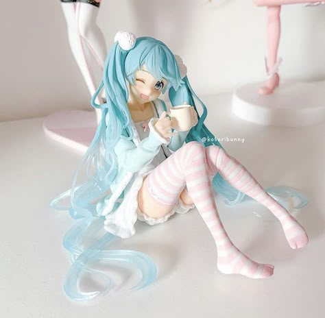 Carrd Stuff, Miku Hatsune Vocaloid, 3d Figures, Pretty Princess, Anime Figurines, Figure Poses, Poses References, Anime Dolls, Pretty Dolls