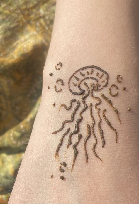 Jellyfish Henna Designs, Jellyfish Henna Tattoo, Jelly Fish Henna, Simple Jellyfish Tattoo, Ocean Henna, Summer Henna, Tattoo Jellyfish, Hippie Makeup, Hena Designs