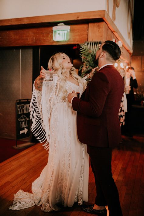 Palm Springs Maximalism Meets Stevie Nicks Vibes in This Plaza Del Toro Wedding Stevie Nicks Wedding Theme, Stevie Nicks Inspired Wedding Dress, Stevie Nicks Wedding Dress, Stevie Nicks Wedding, Witchy Wedding, Industrial Wedding Inspiration, 70s Theme, Tropical Glam, Bridal Theme