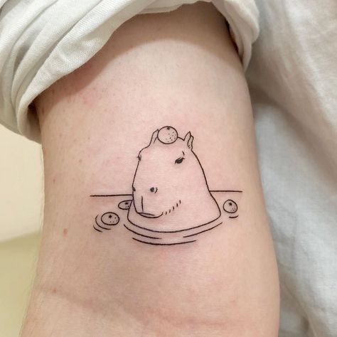 BUOY on Instagram: “C h i l l i n ‘ 🍊 부이 타투 - - - - #linework#memetattoo#capybaratattoo#capybara#ignorantstyletattoo#cutetattoo#finelinetattoo#ignorant…” Capybara Tattoo Simple, Drawing Ideas Capybara, Capybara Outline, Capybara Drawing Funny, Lines Tattoo, Capybara Memes Cute, Fire Tattoo, E Tattoo, Line Work Tattoo