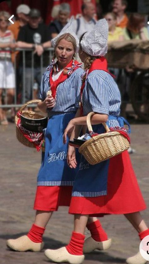 Dutch Costumes Traditional, Alkmaar Netherlands, Netherlands Fashion, Dutch Culture, Dutch Clogs, Dutch Netherlands, Holland Windmills, Dutch People, Costumes Around The World