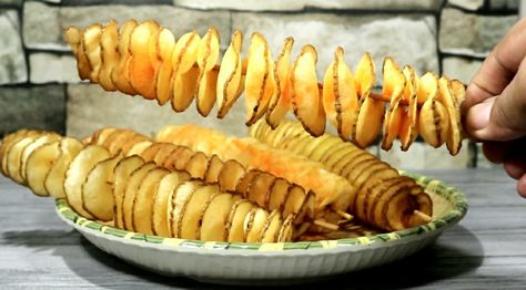 Potatoes On A Stick, Spiral Potatoes, Food In South Korea, Tornado Potatoes, Potato Twister, Spiral Potato, Tornado Potato, Potato Sticks, Fried Potato