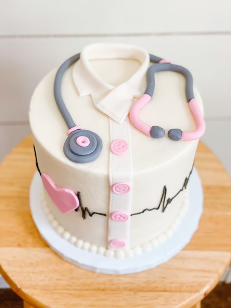 Birthday Cake Doctor, Doctor Cake Ideas, Nurse Cake, Doctor Birthday Cake, Gateau Baby Shower Garcon, Medical Cake, Sewing Cake, Graduation Cake Designs, Doctor Cake